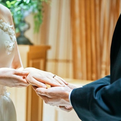<br>【挙式】結婚式の為だけに建築された“本物の迎賓館”。光と緑に包まれた木のチャペル（着席：～120名迄）