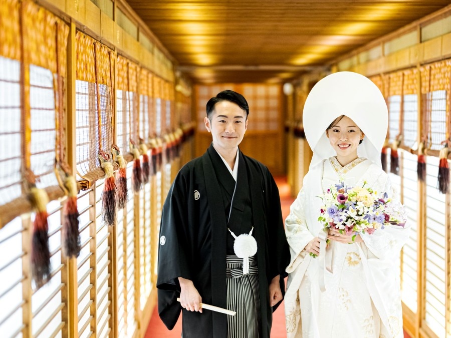 東郷神社と東郷記念館をつなぐ回廊での一枚。
伝統的な白無垢と回廊がマッチし、撮影スポットとしても人気。