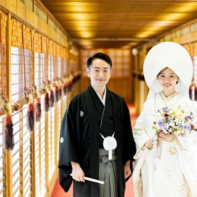 東郷神社と東郷記念館をつなぐ回廊での一枚。
伝統的な白無垢と回廊がマッチし、撮影スポットとしても人気。