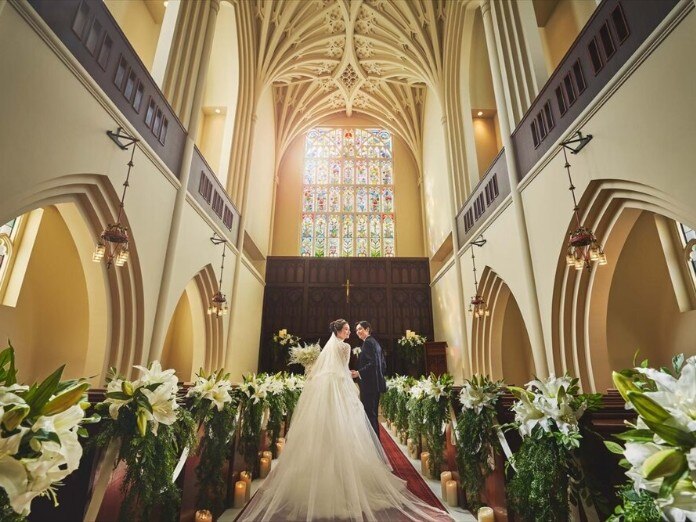  高さ15mの天井やバラのステンドグラスが圧巻。荘厳な雰囲気の中、あこがれの花嫁