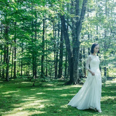 森の中での写真は、ウエディングドレス姿がより一層美しく映える