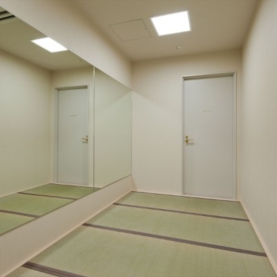 ご列席者様様お着付け室も2部屋完備。ご遠方からのご参列でも安心。<br>【付帯設備】3F親族控室・ゲスト着替室《こだわりのアイテムで統一された上質な空間》