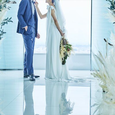 白を基調としたチャペルはドレスがいっそう映える空間。水鏡のような映り込みも美しい<br>【挙式】チャペル／着席80名															