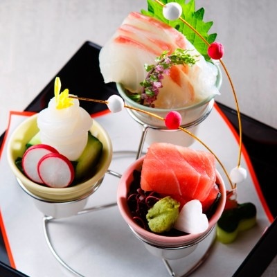 日本料理の真髄『旬と鮮』をあますことなく感じられる、評判の高い御造里。<br>【料理・ケーキ】&lt;日本料理&gt;四季を重んじ、素材を活かす。旬の味を愛でる豊かなひとときを