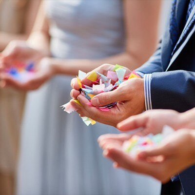 和の人前式にはフラワーシャワーの代わりに折り鶴シャワーなど、ひと味違う演出も◎<br>【挙式】チャペル／着席～80名