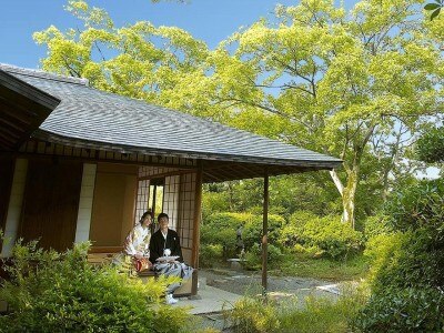 大阪城天守閣の絶景を望む格式高い本物の茶室。ゲストの待合スペースとして貸切利用。