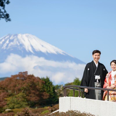 庭園からは富士山をご覧いただくことができます<br>【庭】45000坪の緑いっぱいの庭園(四季折々の表情をお楽しみ下さい)