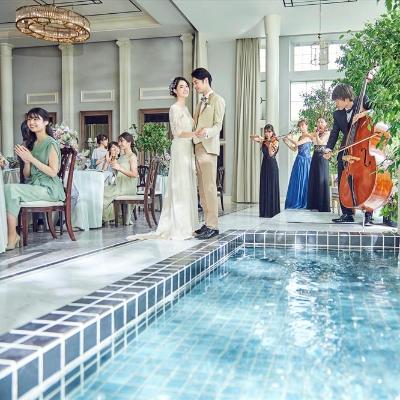 インナーガーデンでの演出もさまざま。生演奏を盛り込めば、ぐっと大人のパーティに<br>【披露宴】VICTORIA HOUSE 【着席：10～182名】