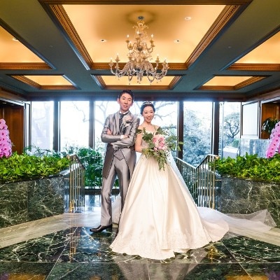 花嫁に人気のフォトスポットのひとつ。ホテルロビー奥に広がる大理石の空間。
