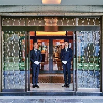 ゲストをあたたかく迎えるドアマンからも、ふたりのおもてなしの気持ちが伝わりそう<br>【付帯設備】宿泊施設・ホテルで過ごす、滞在型ウエディングの魅力