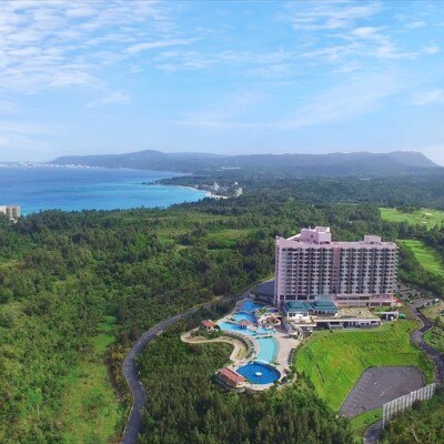 東シナ海を一望できる沖縄県北部・名護市に位置。沖縄の緑と海を望むリゾート空間<br>【外観】美しい東シナ海を一望できる高台に位置したホテル
