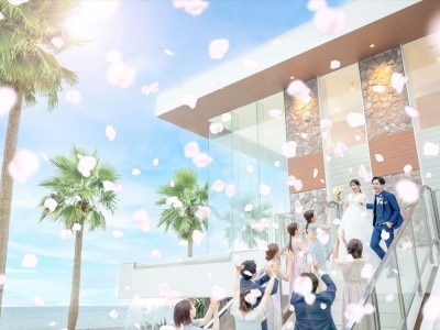 ガーデンへと続く大階段は笑顔が映えるスポット。花びら舞うフラワーシャワーで祝福を