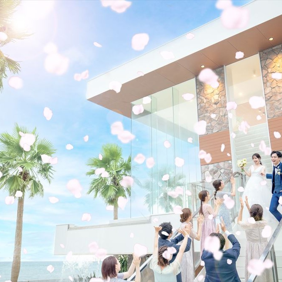 ガーデンへと続く大階段は笑顔が映えるスポット。花びら舞うフラワーシャワーで祝福を