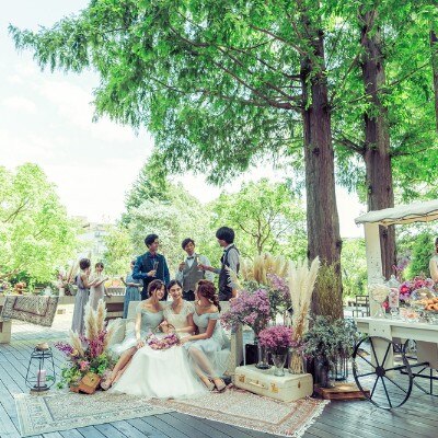 会場とガーデンをつなぐオープンテラス。デザートビュッフェなどのスペースにも大活躍<br>【庭】ロケーション
