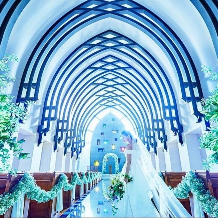アーチ形の天井や15mのバージンロードは圧巻！　大スケールのチャペルが花嫁を魅了