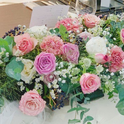 淡いピンクやムラサキのお花で可愛らしさをプラス<br>【披露宴】装花・テーブルコーディネート