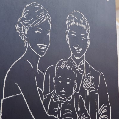 親子3人の笑顔が印象的なブラックボードは専属アートディレクターが描く世界に一つのチョークアート