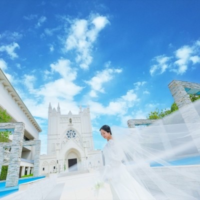 青空のもと、撮影がかなうフォトジェニックなセントラルコート。前撮りにもオススメ<br>【挙式】『セントラルコート』でアフターセレモニーをかなえて