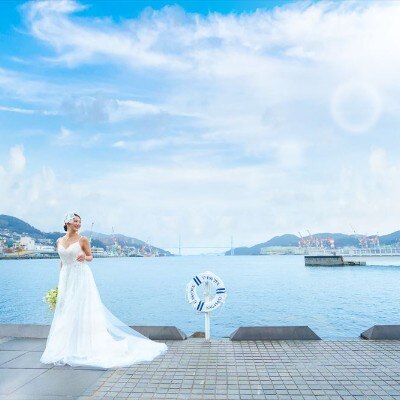 花嫁姿を際立てる長崎の海と水と空。頬を優しくなでる潮風も心地よい海辺でのひととき<br>【ドレス・和装・その他】ロケーションフォト