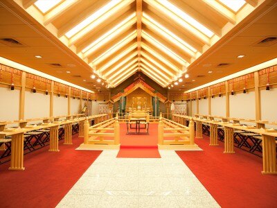 72名列席できる総檜造りの神殿で、出雲大社の神様に結婚を報告する本格神前式