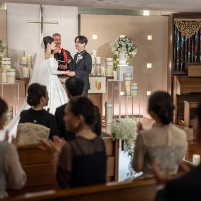 祭壇に立つふたりと、ゲストとのほどよい距離感も魅力的<br>【挙式】チャペル「セントジョーンズ・チャペル」（教会式・人前式）　推奨人数/～32名　収容人数/～80名