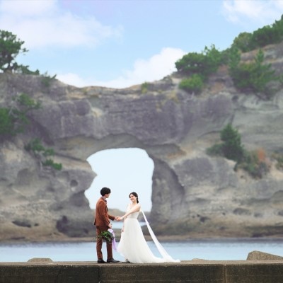 白浜のシンボル・円月島での撮影も。ここでしか撮れないショットは一生の記念に<br>【ドレス・和装・その他】ロケーションフォト