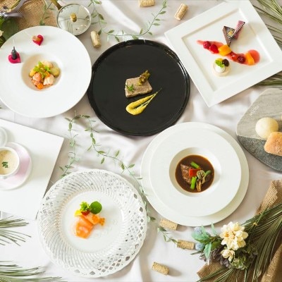  地元山口の新鮮な食材を贅沢に盛り込んだフレンチジャポネは、盛りつけも美しく芸術<br>【料理・ケーキ】料理