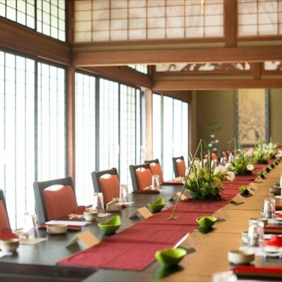 自然光の入る明るい会場で、心尽くしの料理とともに会話を楽しむ大人のおもてなしを<br>【披露宴】披露宴会場