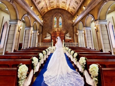 天井高10m・バージンロード13mを誇る独立型大聖堂が花嫁を一瞬で虜にする