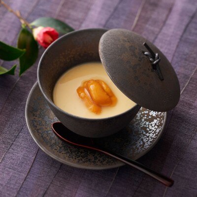 人気の和フレンチは、スープに見立てた茶わん蒸しをお出汁で味わいます