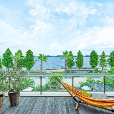 琵琶湖畔に佇むゲストハウス。絶景ウェでディングを体感してください。<br>【披露宴】「Hulhule（フルレ）」着席30～90名