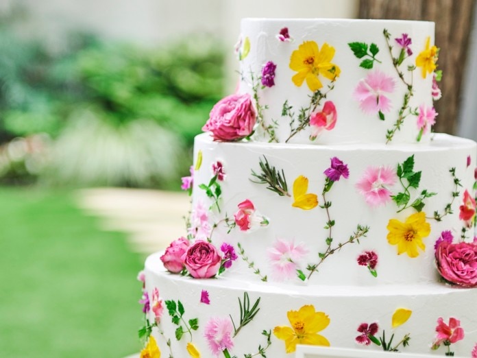 お花いっぱいのウエディングケーキ フラワーケーキのデザインアイデア マイナビウエディング プレミアムクラブ
