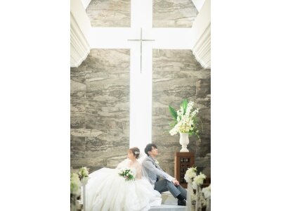 祭壇ではステンドグラスから差し込む清らかな光が、新しく夫婦になるふたりを祝福
