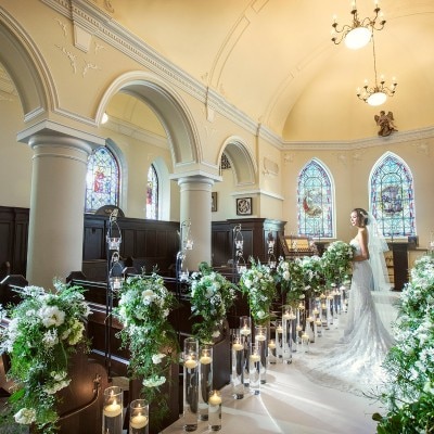 ヨーロッパで造られた９枚のステンドグラスが輝く。 花嫁姿を一層美しく見せてくれる<br>【挙式】ホテルモントレ ラ・スール大阪でのウェディング