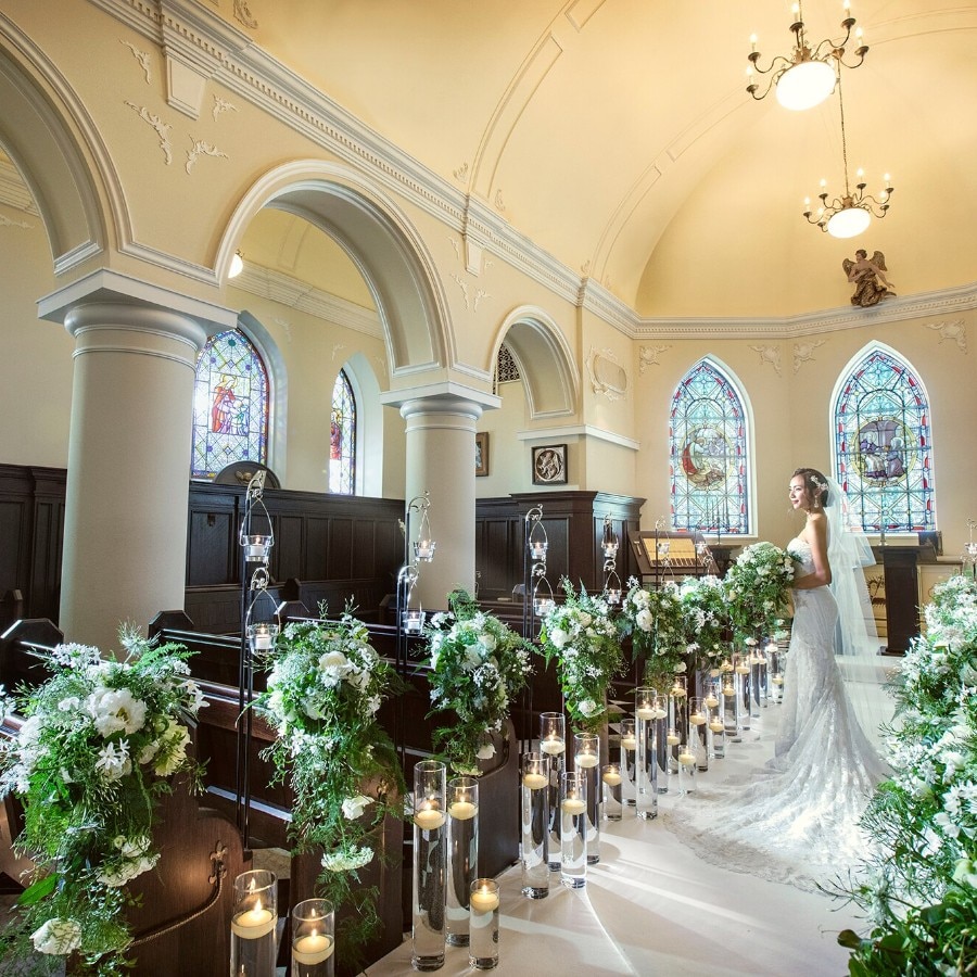 ヨーロッパで造られた９枚のステンドグラスが輝く。 花嫁姿を一層美しく見せてくれる
