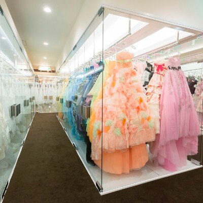館内のサロンには、約300着の衣装がズラリ。自社ブランドのオリジナルドレスも豊富<br>【ドレス・和装・その他】「ディスティーナ」あいプラングループオリジナルドレスを含む約300着もの衣装豊富なドレス