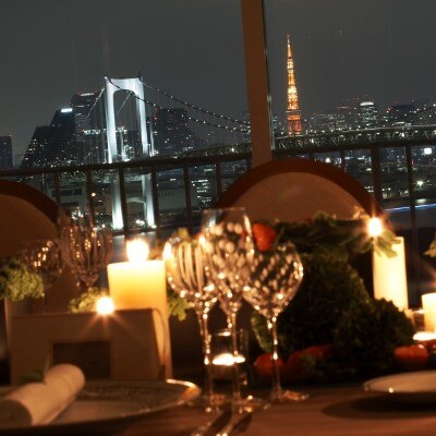 ホテル最上階だからこそ見える、東京の夜景は誰もが息を呑むほどの美しさ<br>【披露宴】ロイヤルガーデンスイートルーム（着席人数30名）スイートルームで叶えるパノラマ夜景とのウェディング