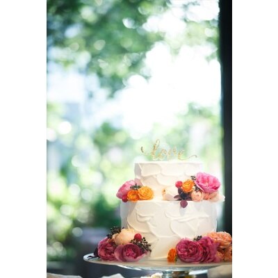 会場装花と合わせたり、花嫁のドレスとおそろいにしたり。ケーキの装いもキュート！