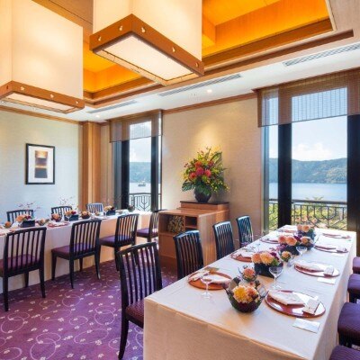 芦ノ湖や箱根の山々が窓の外に広がる日本料理レストランでの披露宴も可能