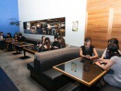会場はソファ席。オープンキッチンの調理風景を楽しみながら会話もいっそう弾みそう	
