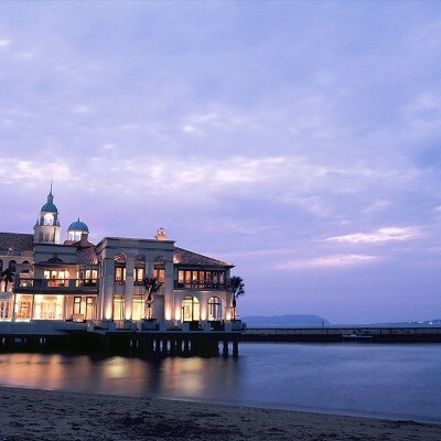 <br>【外観】数々の景観賞を受賞した、日本で唯一海に浮かぶ結婚式場