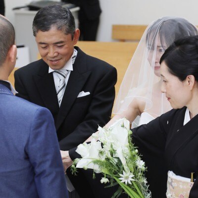 ご両親様の手から新郎様の手へ新婦様を託されるシーンはとても感動的です。