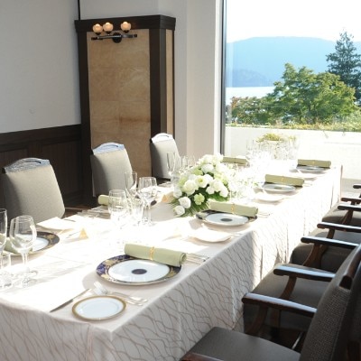 芦ノ湖を眺めながら、ゆっくりお食事をお楽しみください。<br>【披露宴】会食会場【レストランウエディング】　定員：6～20名