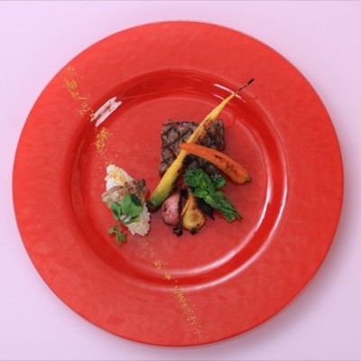 コース料理のほか、会食やビュッフェスタイルなど希望に合わせたおもてなしが可能<br>【料理・ケーキ】料理
