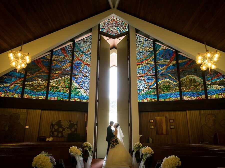 ステンドグラスと扉からの光が幻想的。ゆっくり撮影できるのもこの教会の魅力！