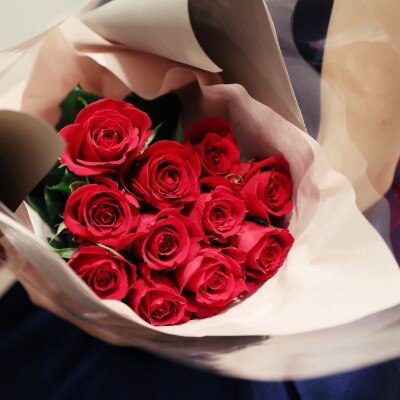 新郎様からのプレゼントは真っ赤なバラの花束!!
