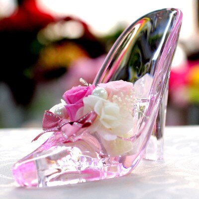 ガラスの靴は幸せを掴んだ花嫁の象徴。可憐な花を合わせてゲストへの贈り物にしても<br>【ドレス・和装・その他】小物・その他