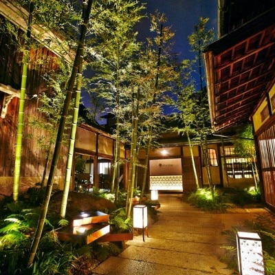 京都随一の観光地でもある東山がウエディングの舞台。大人のリゾート空間を堪能して