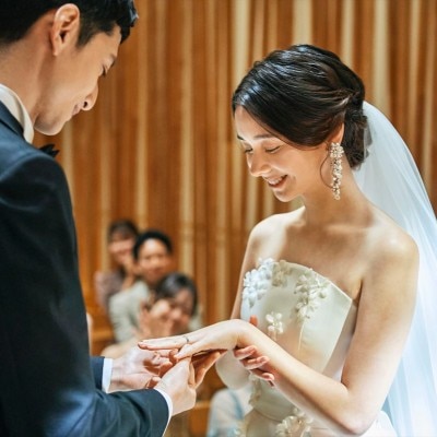 <br>【挙式】結婚式の為だけに建築された“本物の迎賓館”。光と緑に包まれた木のチャペル（着席：～120名迄）