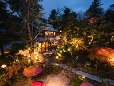 宵闇が広がるとともに昼とは異なる表情が彩る日本庭園。ライトアップの美しさも格別